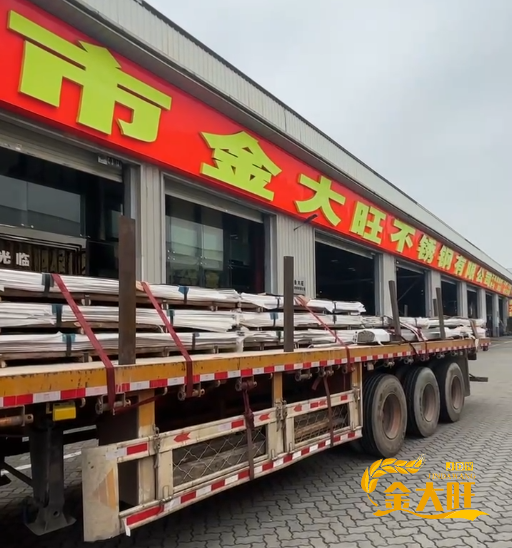不锈钢运输展现雄风：钢铁巨兽的震撼运输之···